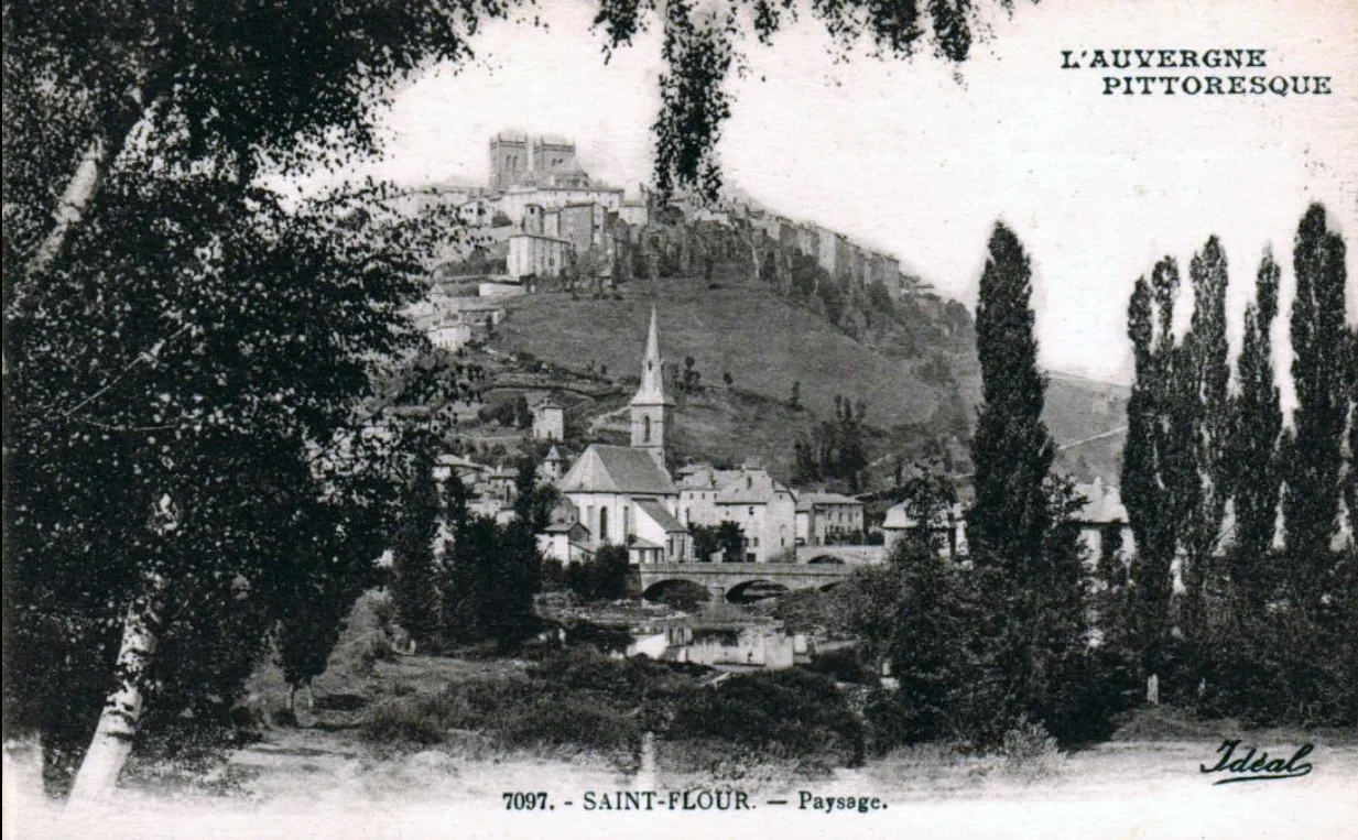 De oude postkaart: De bovenstad boven de rivier, Saint-Flour